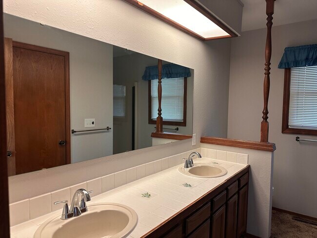 Building Photo - 216 Day Dr