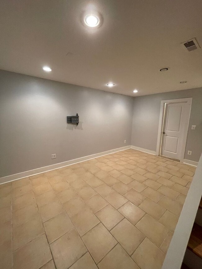 Building Photo - Modern  Bi-Level 1st Fl. 2 Bed, 2 Bath Nor...