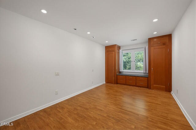 Building Photo - 900 E Glenoaks Blvd