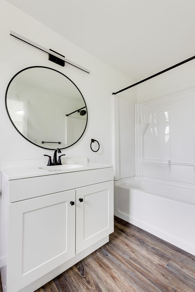 Building Photo - Fully Renovated 3BR/2BA Gem in the Heart o...