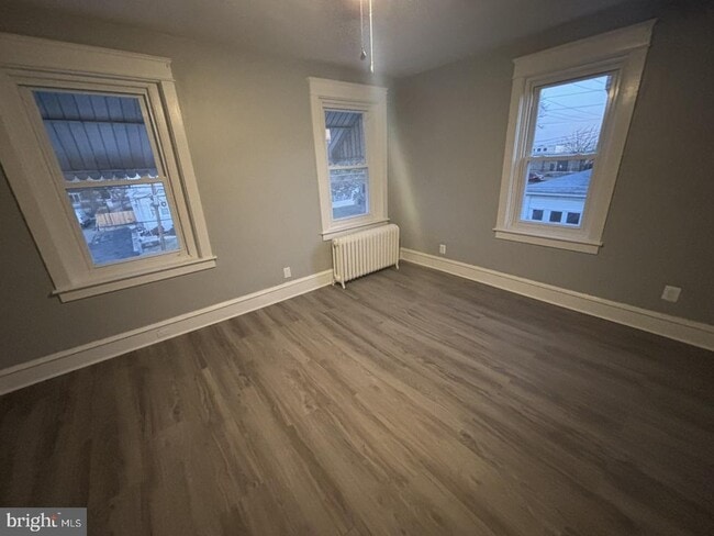 Building Photo - 122 Sharon Ave