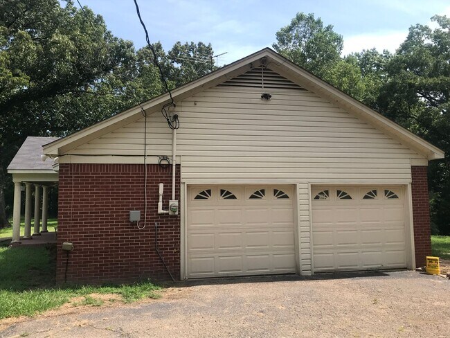 Building Photo - Country Living