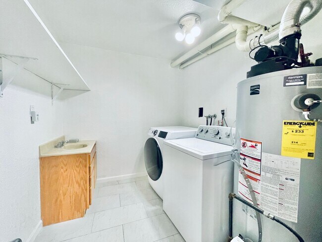 Building Photo - Beautifully Renovated 5 Bedroom House with Large Yard!