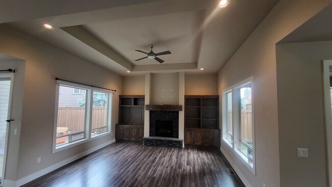 Building Photo - 3 Bed 2.5 bath plus bonus-Fenced-corner lo...
