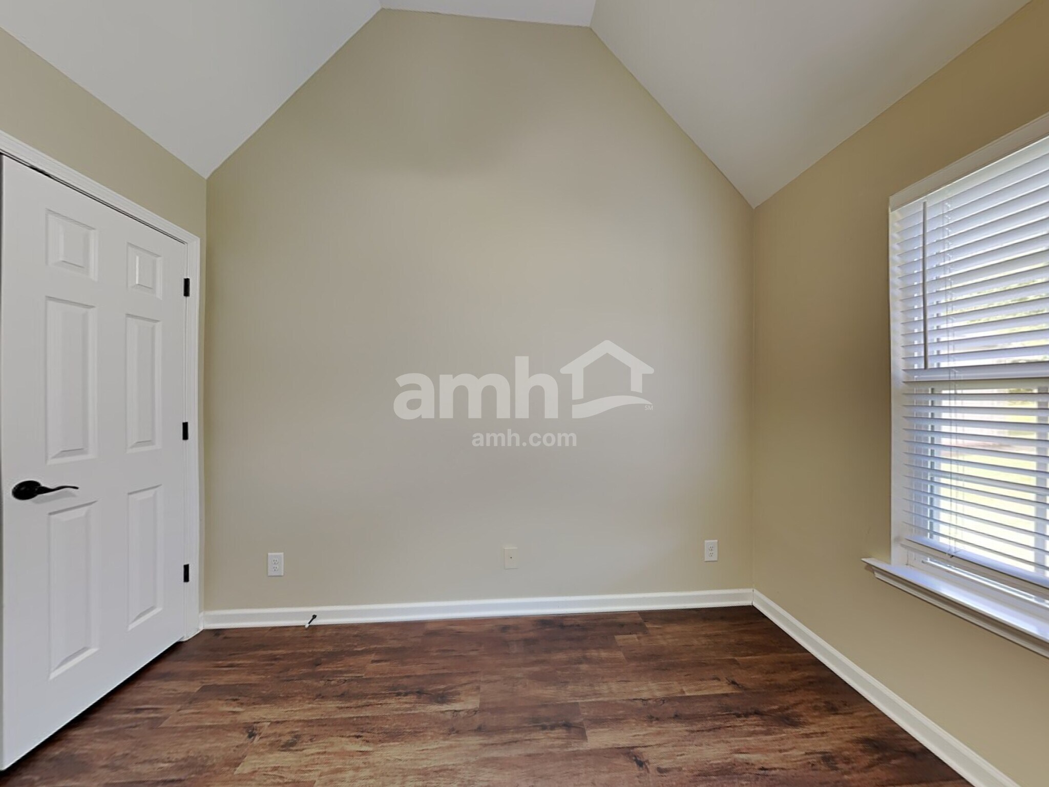 Building Photo - 902 Tanager Ct