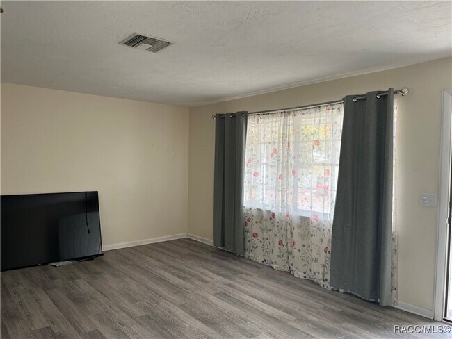 Building Photo - 302 S Jackson St