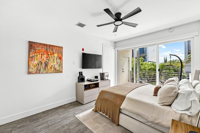 Building Photo - 1034 NE 18th Ave