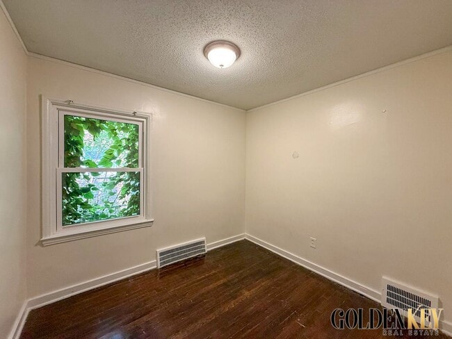 Building Photo - Eastside Remodeled 3 bedroom home near 8 M...