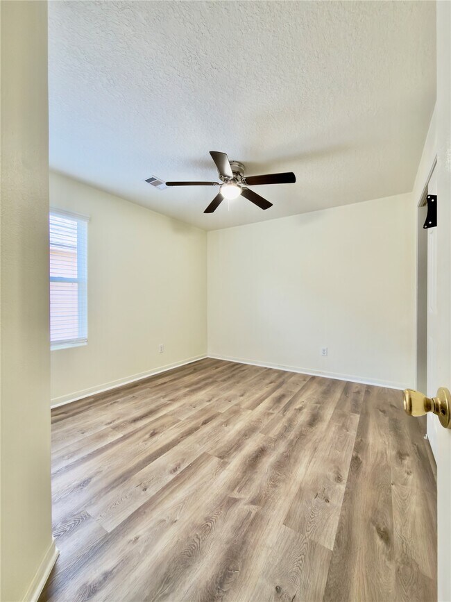 Building Photo - 4935 Fair Oak Dale Ln