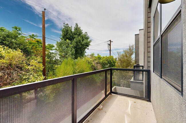 Building Photo - 2645 E Osborn Rd