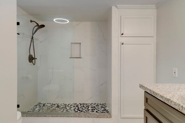 Building Photo - 353 N Post Oak Ln