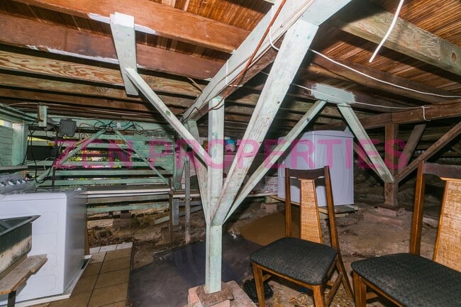 Building Photo - 1555 Moani St