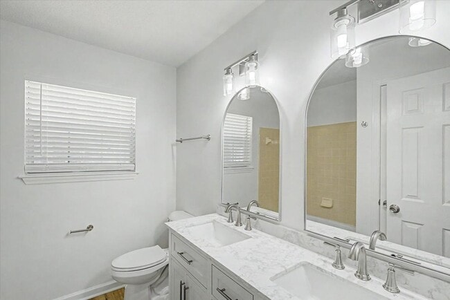 Building Photo - 4 Bed/2 Bath Updated Home in Richmond Heights
