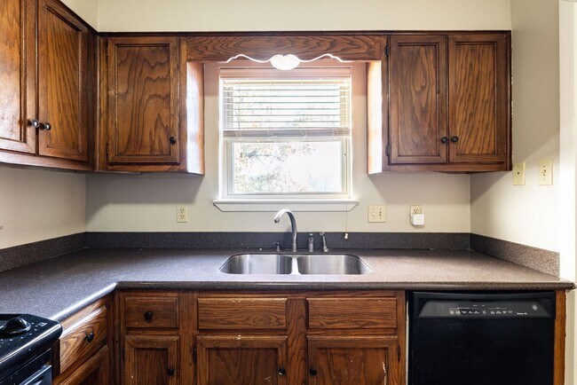 Building Photo - Maumelle 2 Bedroom Townhouse for Rent – Up...