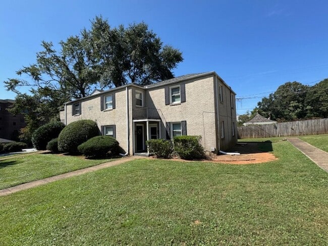 Building Photo - Downtown living at its best!  Remodeled - ...