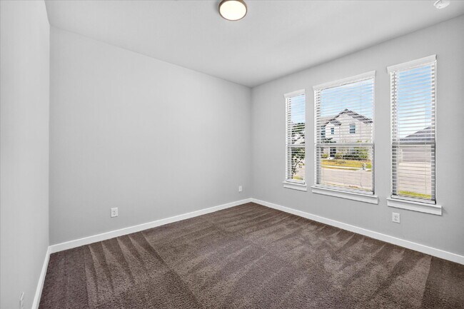 Building Photo - Spacious 5-Bedroom, 4-Bath Home with Washer, Dryer & Refrigerator