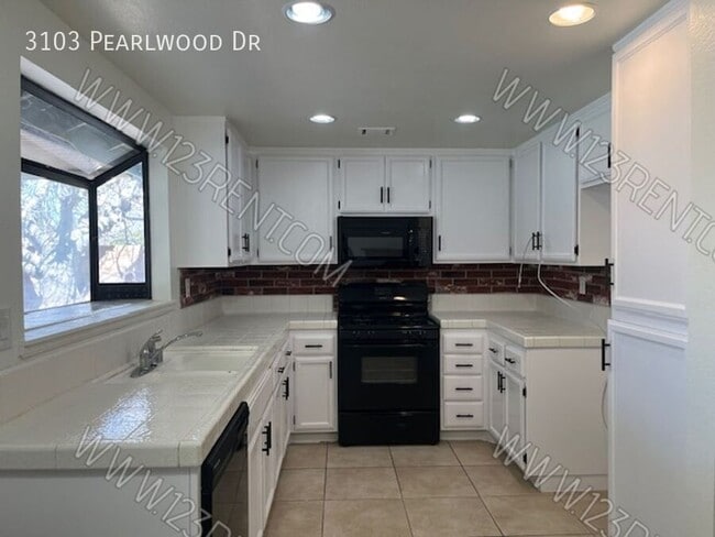 Building Photo - 3103 Pearlwood Dr