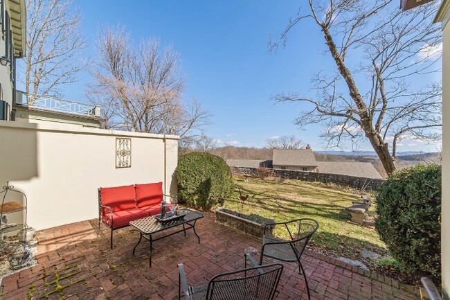 Building Photo - 2 Waverley Green