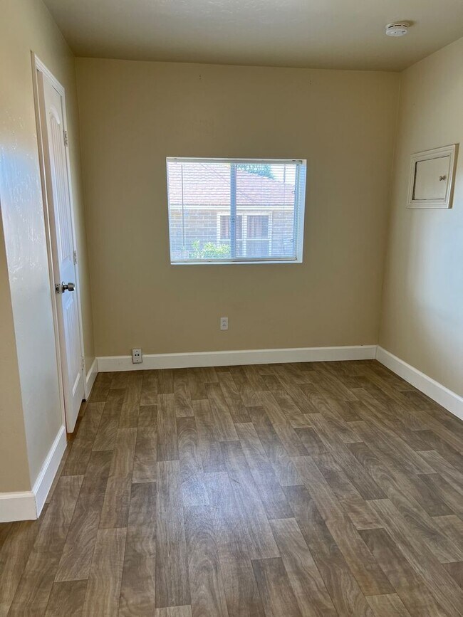 Building Photo - Hanover duplex