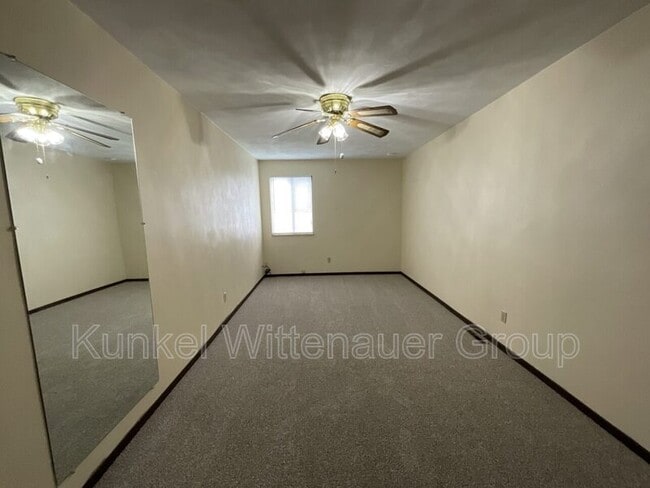 Building Photo - 102 Kingsway Dr