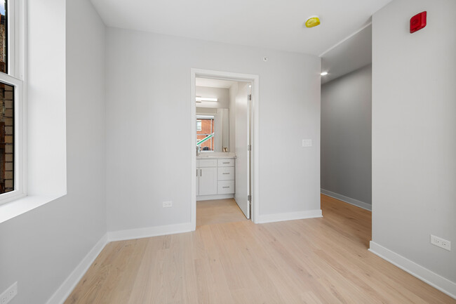 Building Photo - 4637 N Ashland Ave