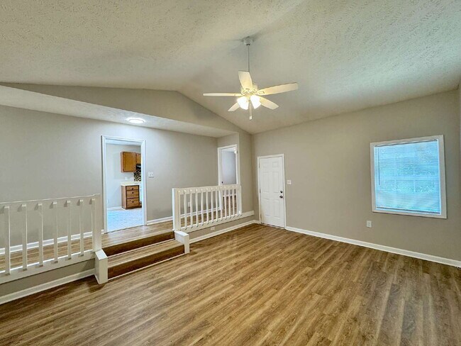 Building Photo - Beautiful Three Bedroom Home!