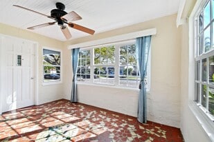 Building Photo - 310 Columbia Dr