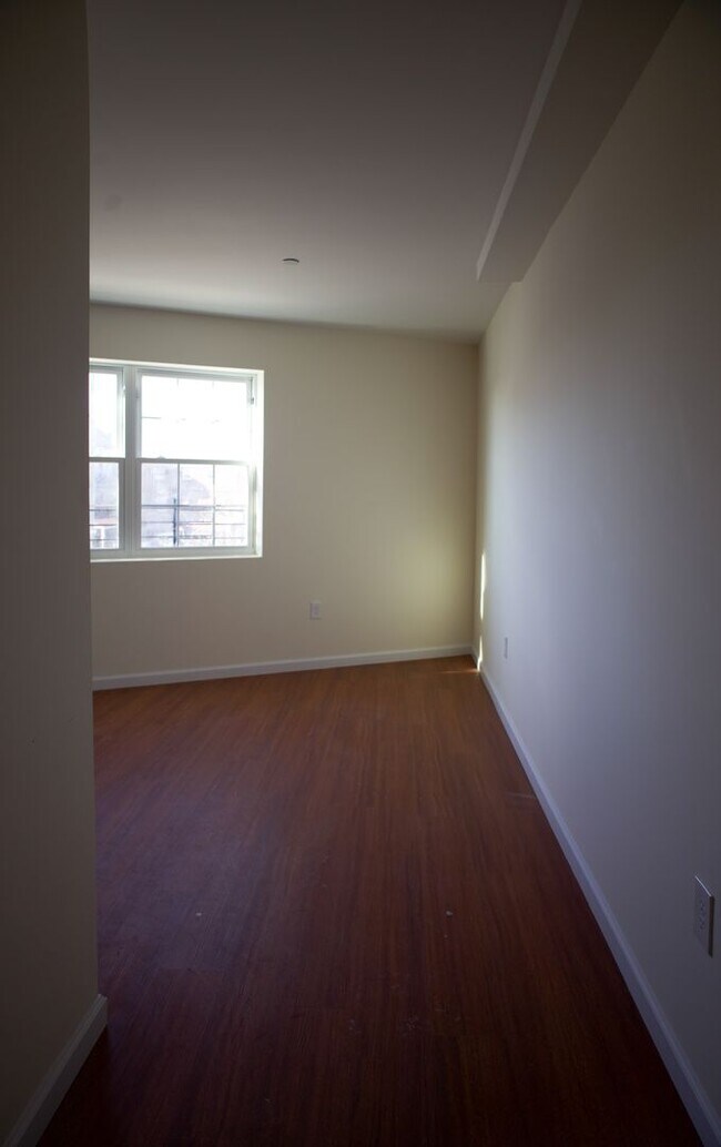 Building Photo - NEW 3 BEDROOM APT IN SOUNDVIEW