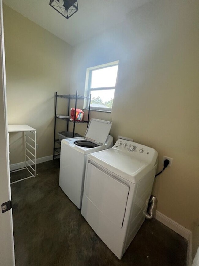 Building Photo - Gorgeous Fully Furnished 4BR/3BA Home – Id...
