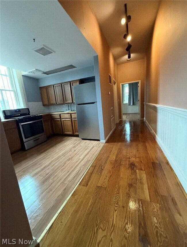 Building Photo - 3645 Prospect Ave E