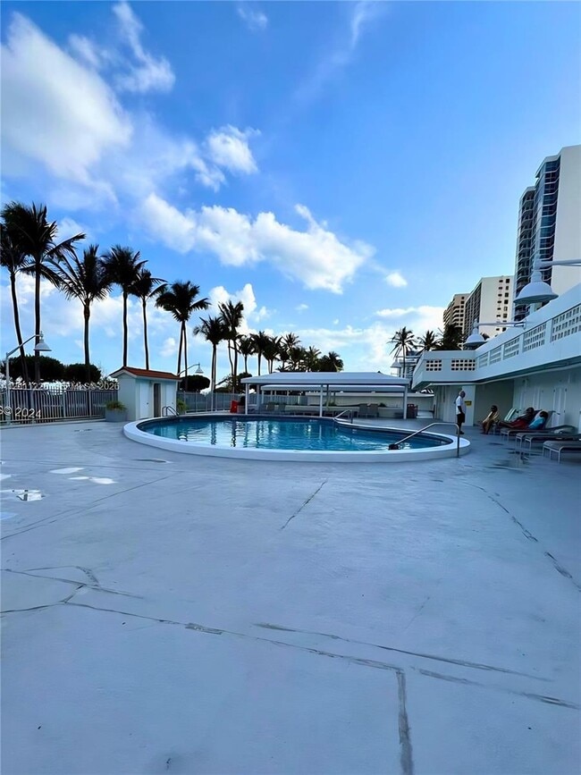 Building Photo - 2899 Collins Ave