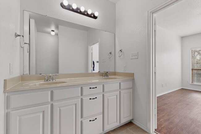 Building Photo - 1066 Carpenter Ct