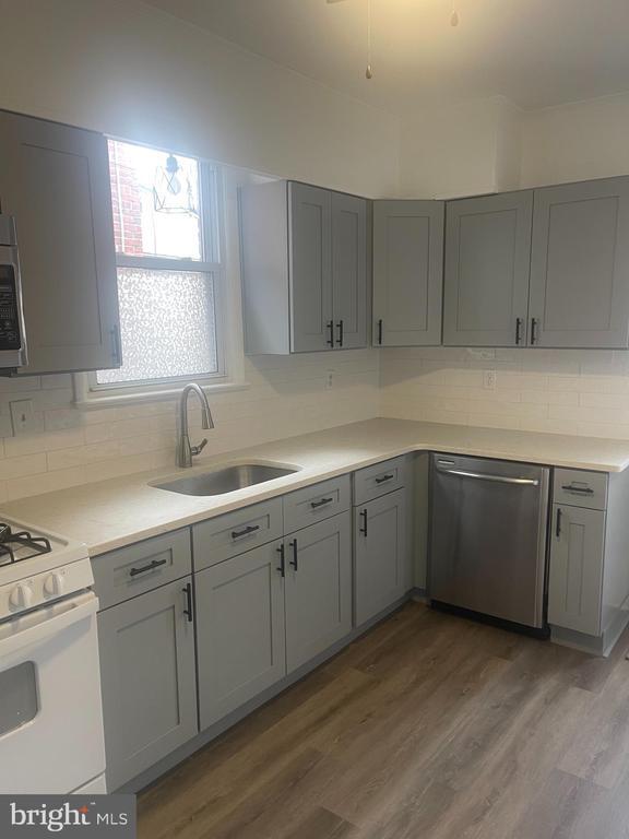 Building Photo - 238 6th Ave