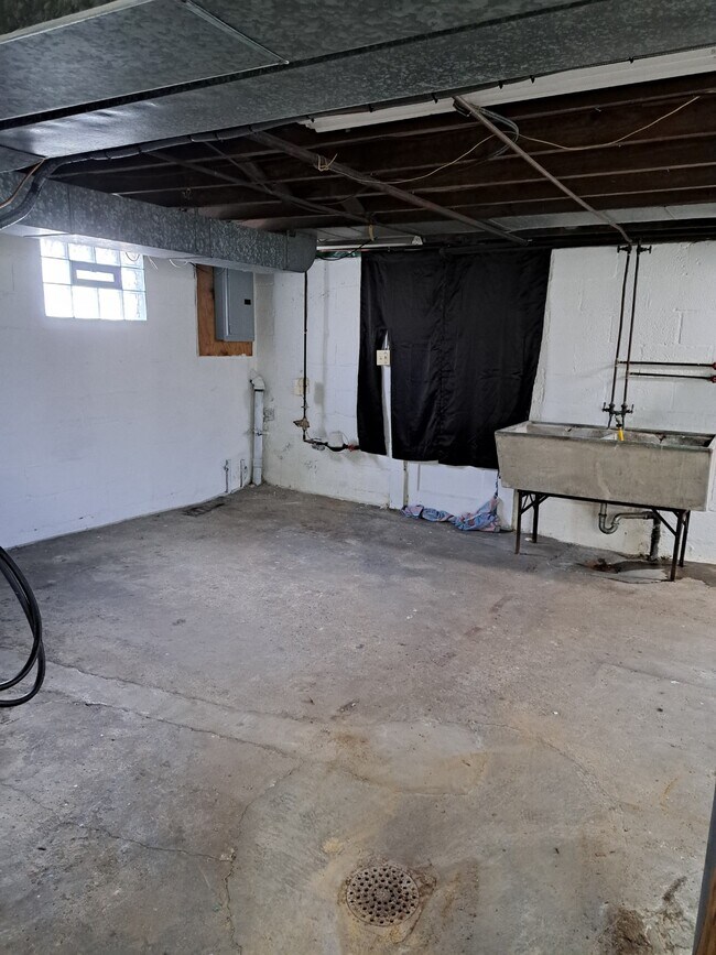 Building Photo - 439 Walnut St