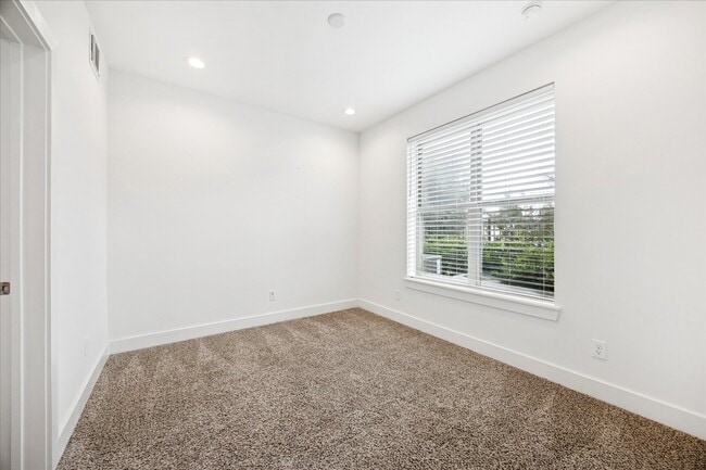 Building Photo - 2612 Bastrop St