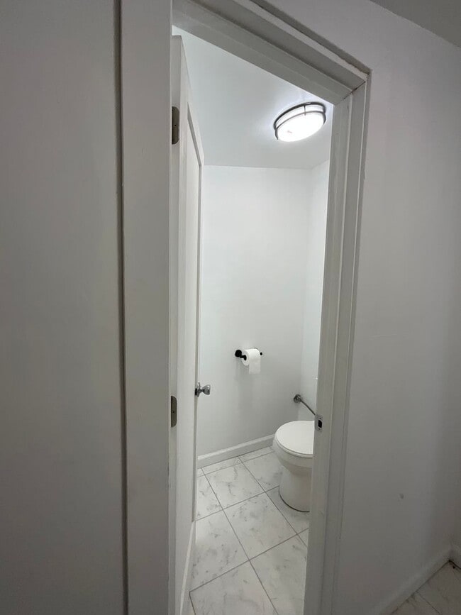 Building Photo - 1314 Oak Dr