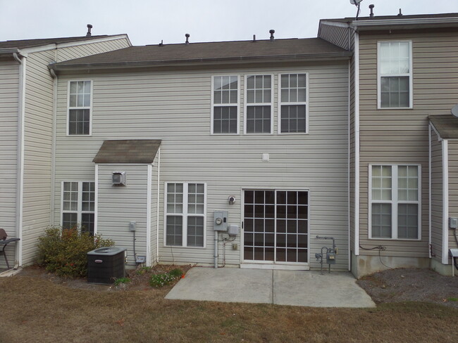 Building Photo - Rare 3 bed 2.5 bath Townhouse located in K...