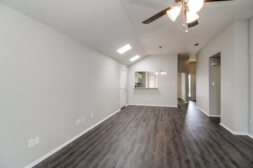 Building Photo - 900 Springfield Dr