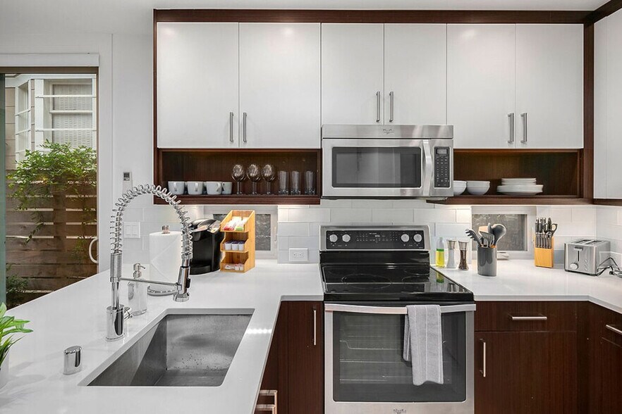 Building Photo - 935 13th Ave