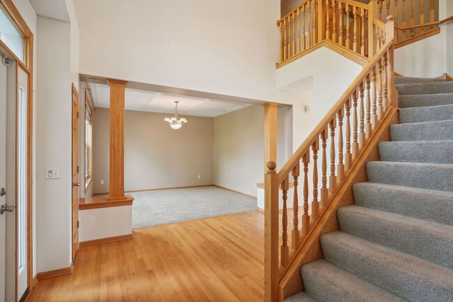 Building Photo - Gorgeous Single Family Home - June 1st Mov...