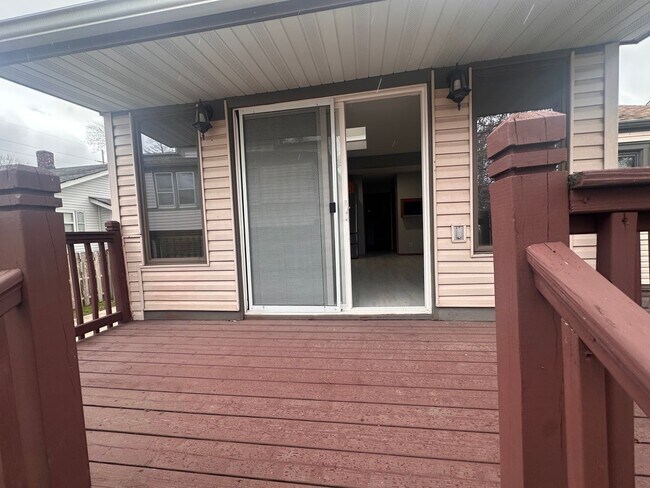 Building Photo - 257 Fernwood St