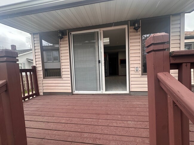 Building Photo - Welcome home- Large 3 Bedroom Home