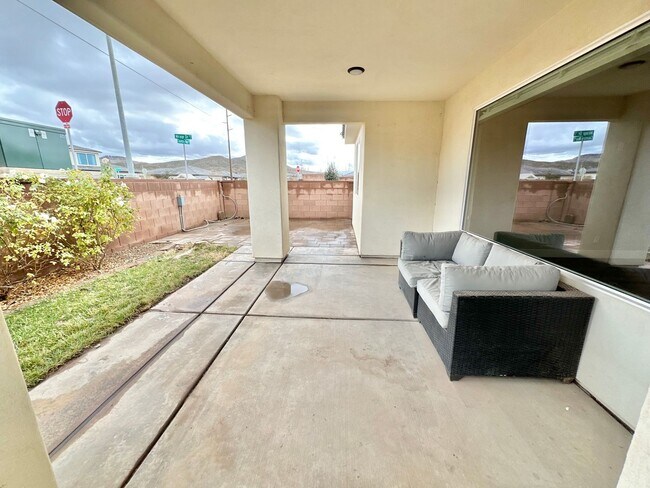 Building Photo - Beautiful Red Waters Home