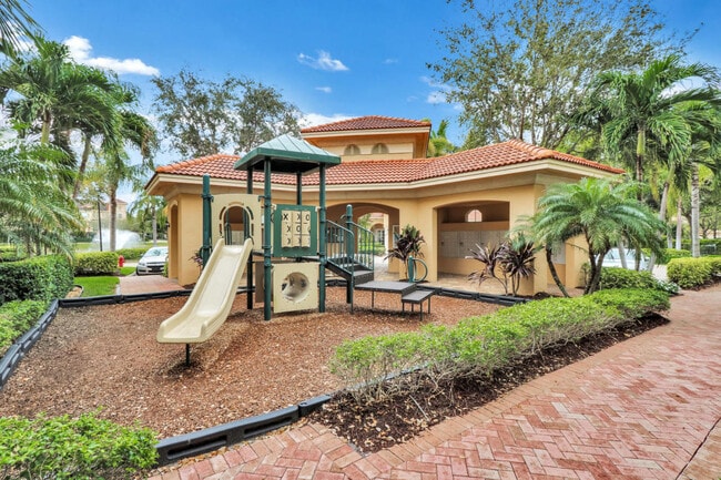 Building Photo - 11860 Valencia Gardens Ave