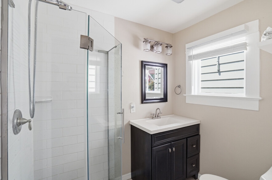 Building Photo - 539 6th St N