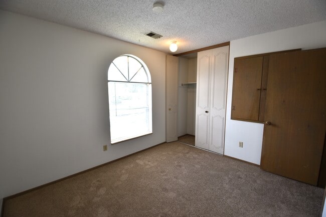 Building Photo - 2643 Sherwood Cir