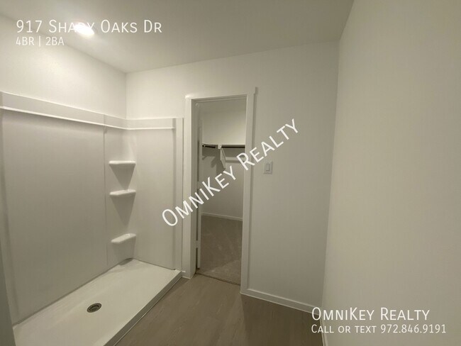 Building Photo - 917 Shady Oaks Dr
