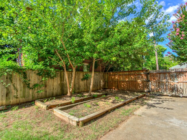Building Photo - Charming Updated Mesta Park Duplex - New S...