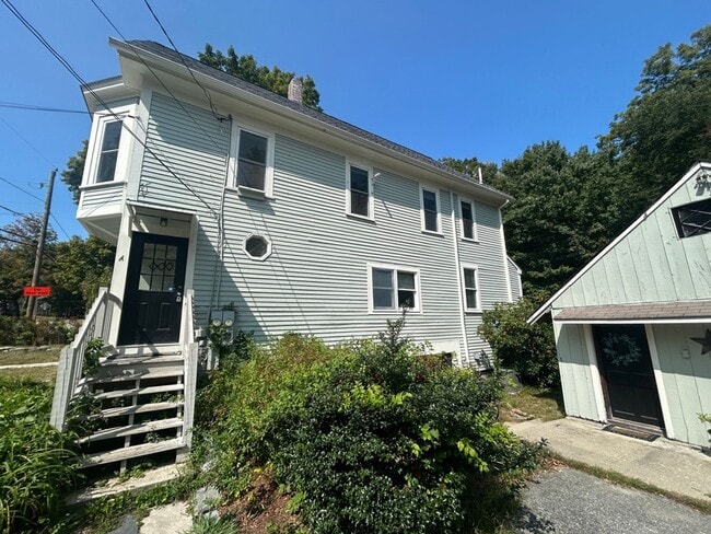 Building Photo - Spacious 3 Bedroom Unit