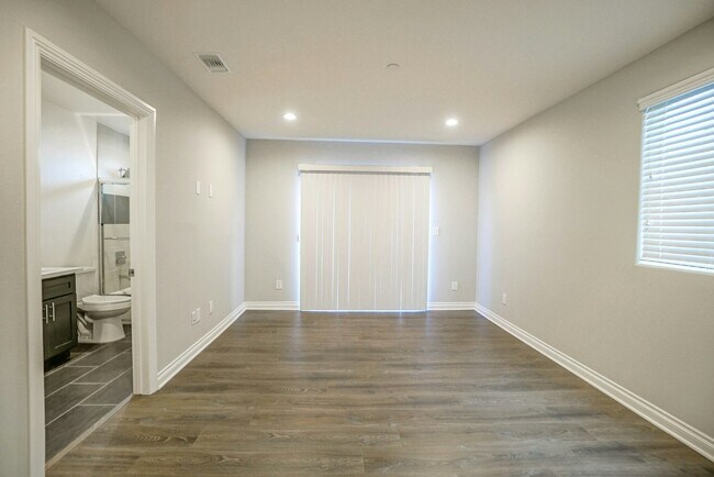 Building Photo - 1118-1118 1/2 W 39th Pl